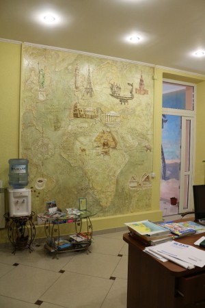 художня ліпнина+ розпис ( розгортка глобуса , туристична фірма )