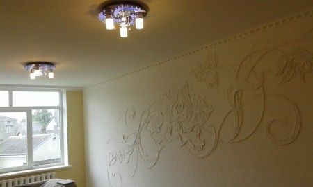 ліпнина у вітальні (квіти)